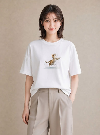 半袖Tシャツ レディース マンチカン 猫 ねこ イラスト きれいめ 公園 ママ 白T YMAZO