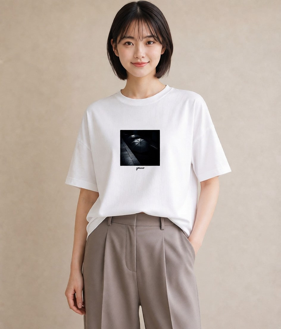 半袖Tシャツ レディース 傘 水たまり 雨 ナチュラル アンティーク イラスト ミニマル 海 カフェ巡り 白T YMAZO