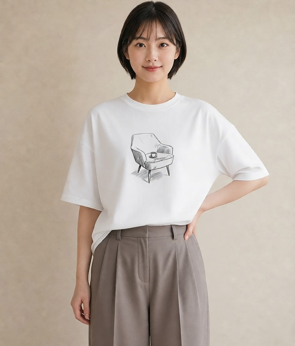 グラフィックTシャツ レディース 窓辺の椅子 窓辺 椅子 ナチュラル アンティーク イラスト ゆるコーデ お出かけ 普段着 白T YMAZO
