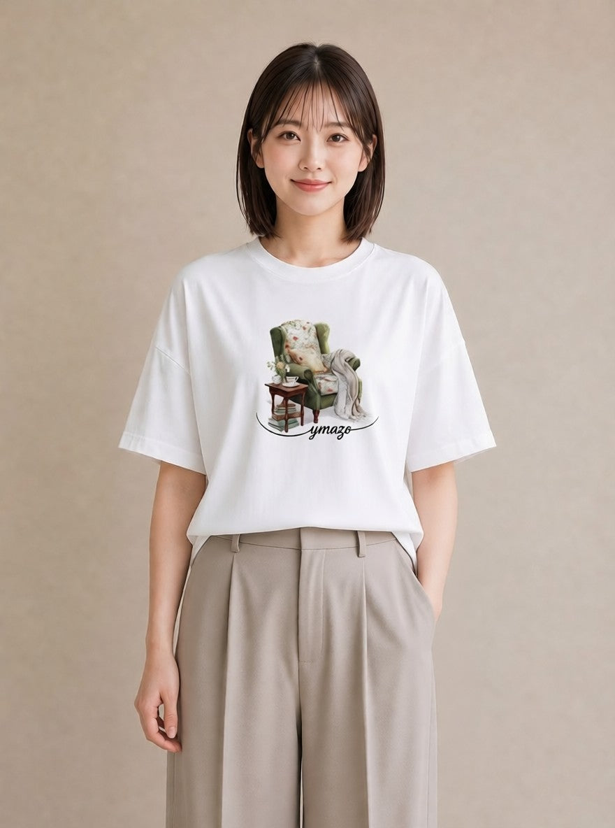 半袖Tシャツ レディース 窓辺の椅子 窓辺 椅子 ナチュラル アンティーク イラスト ニュアンス 旅行用 海 白T YMAZO