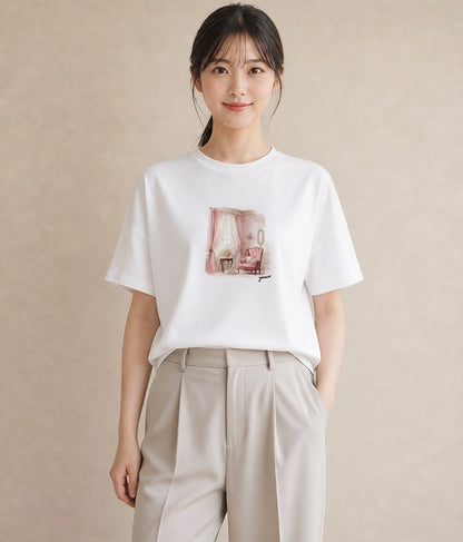 グラフィックTシャツ レディース 窓辺の椅子 窓辺 椅子 ナチュラル アンティーク イラスト 休日コーデ カフェ巡り 女子会 白T YMAZO