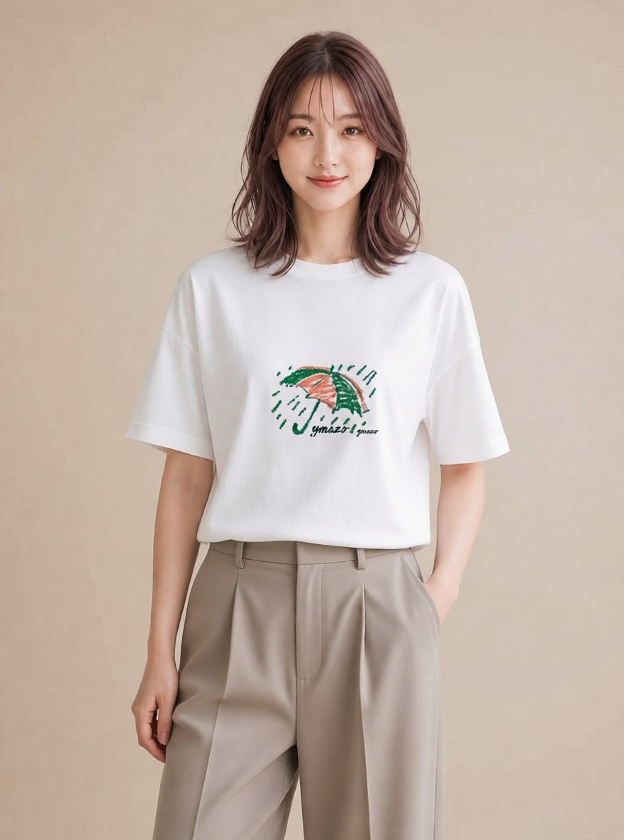 プリントTシャツ レディース 傘 水たまり 雨 ナチュラル アンティーク イラスト きれいめカジュアル 公園 ママ 白T YMAZO