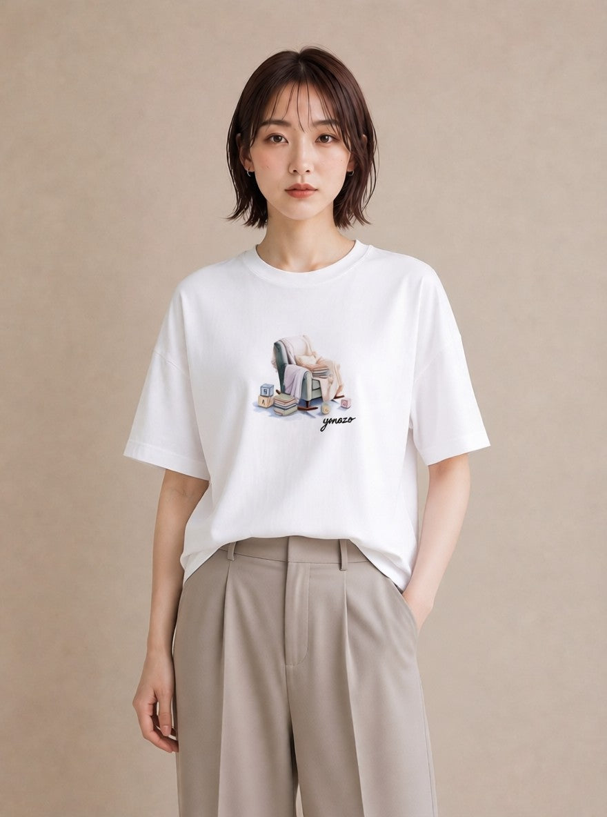 Tシャツ レディース 窓辺の椅子 窓辺 椅子 ナチュラル アンティーク イラスト 北欧風 ルームウェア ギフト 白T YMAZO