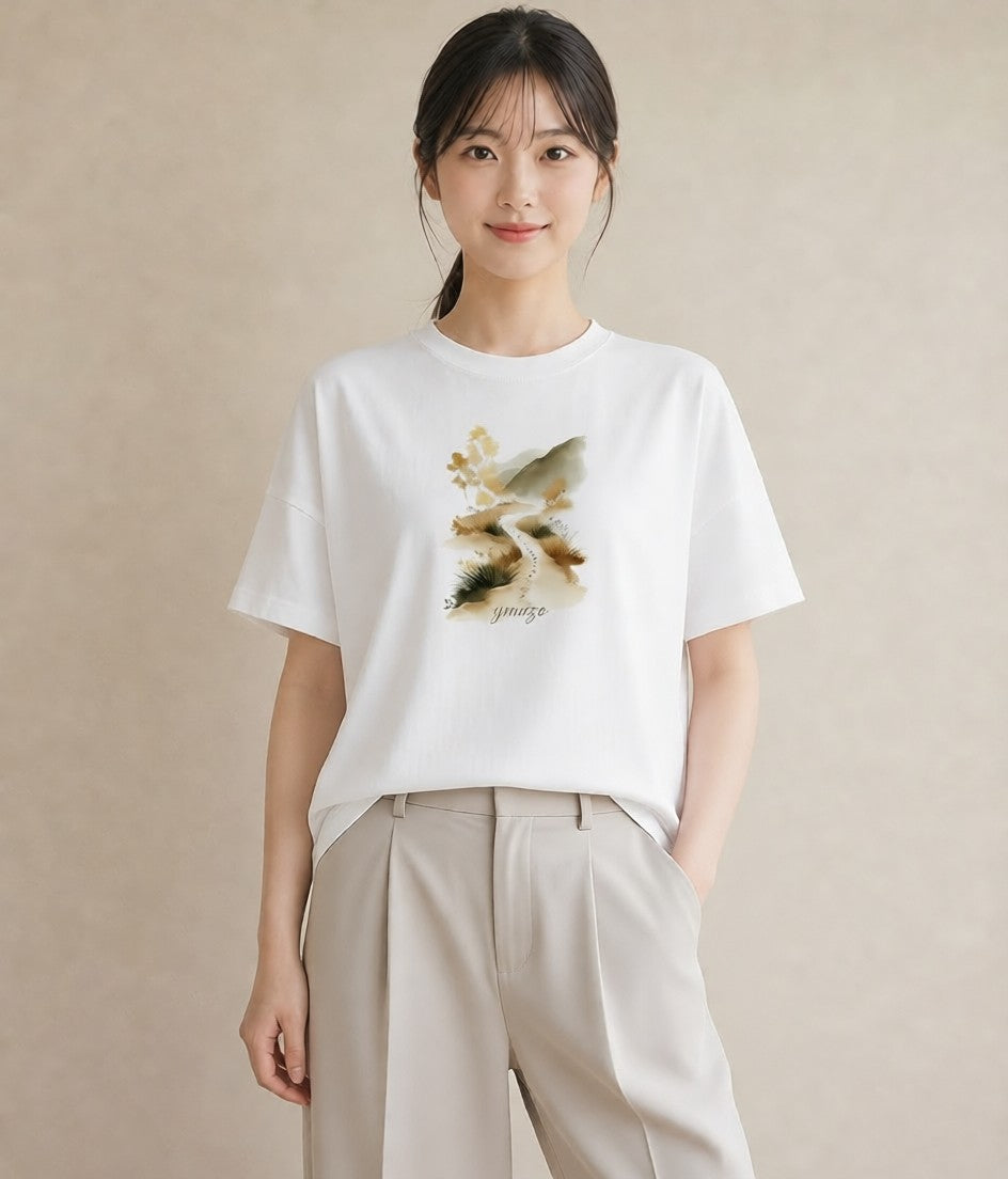 グラフィックTシャツ レディース 雨上がりの小道 雨上がり 小道 ナチュラル アンティーク イラスト 手描き風 旅行用 海 白T YMAZO