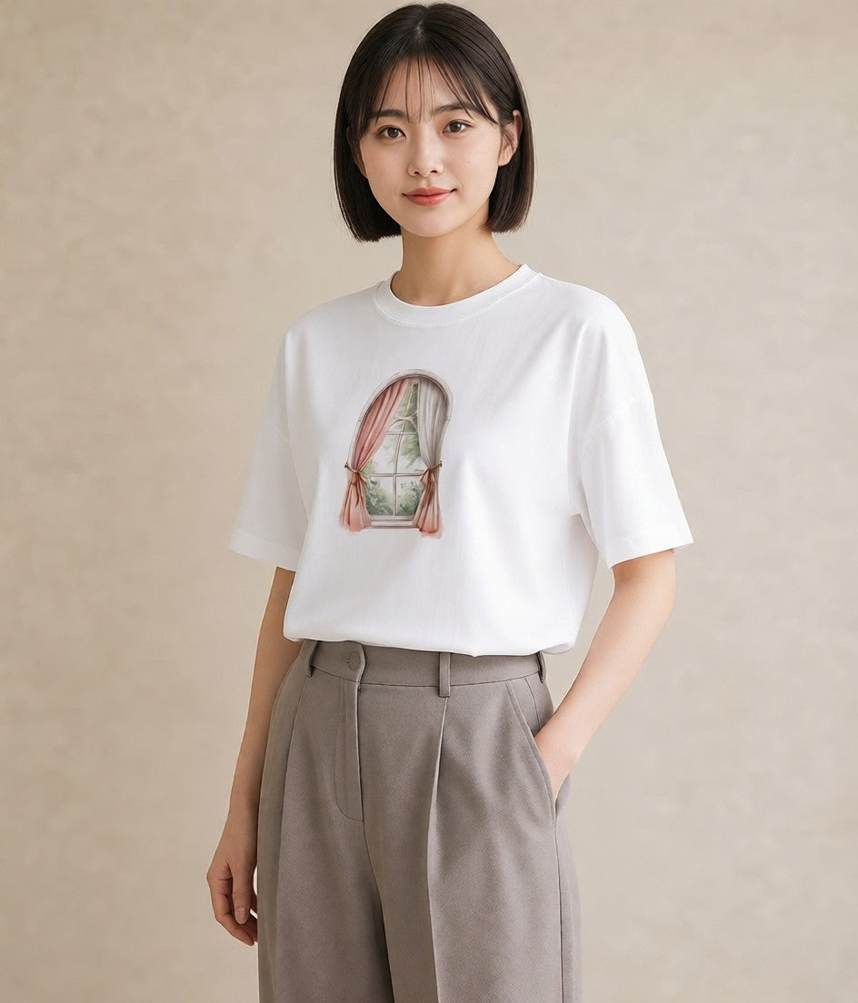 半袖Tシャツ レディース 窓辺の椅子 窓辺 椅子 ナチュラル アンティーク イラスト 旅行コーデ 自分用 ルームウェア 白T YMAZO