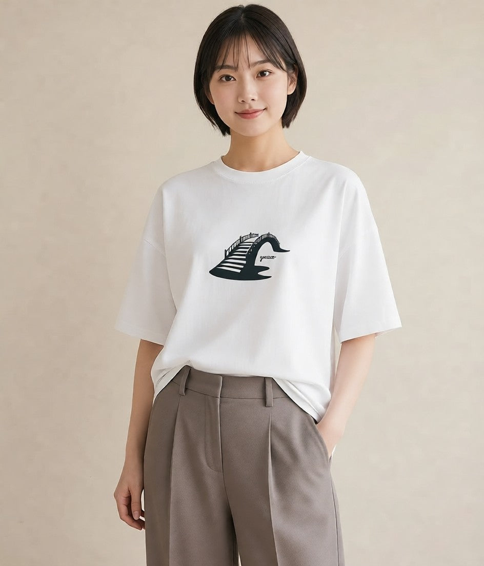 デザインTシャツ レディース 小川 橋 せせらぎ ナチュラル アンティーク イラスト 個性的 カジュアルコーデ 買い物 白T YMAZO