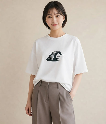 デザインTシャツ レディース 小川 橋 せせらぎ ナチュラル アンティーク イラスト 個性的 カジュアルコーデ 買い物 白T YMAZO