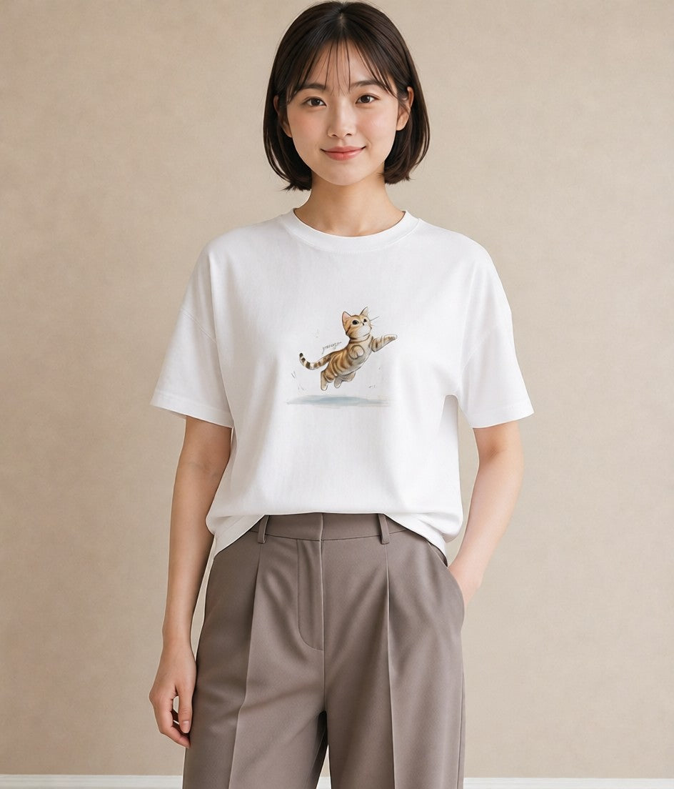 デザインTシャツ レディース 茶トラ 茶猫 猫 ねこ イラスト ヴィンテージ風 海 カフェ巡り 白T YMAZO