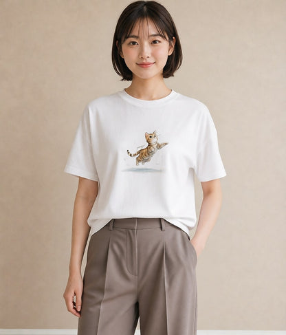 デザインTシャツ レディース 茶トラ 茶猫 猫 ねこ イラスト ヴィンテージ風 海 カフェ巡り 白T YMAZO