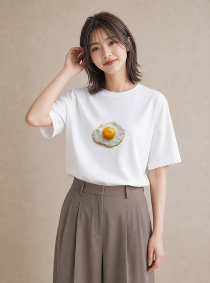 半袖Tシャツ レディース 目玉焼き 食べ物 フード イラスト 可愛い 公園 ママ 白T YMAZO
