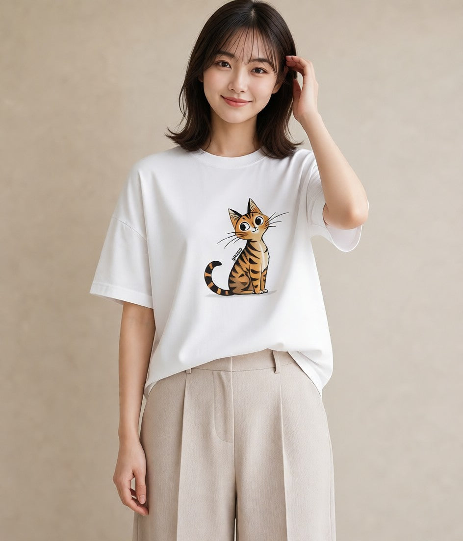 グラフィックTシャツ レディース しっぽ 猫 ねこ イラスト ゆるかわ 秋コーデ おしゃれギフト 白T YMAZO