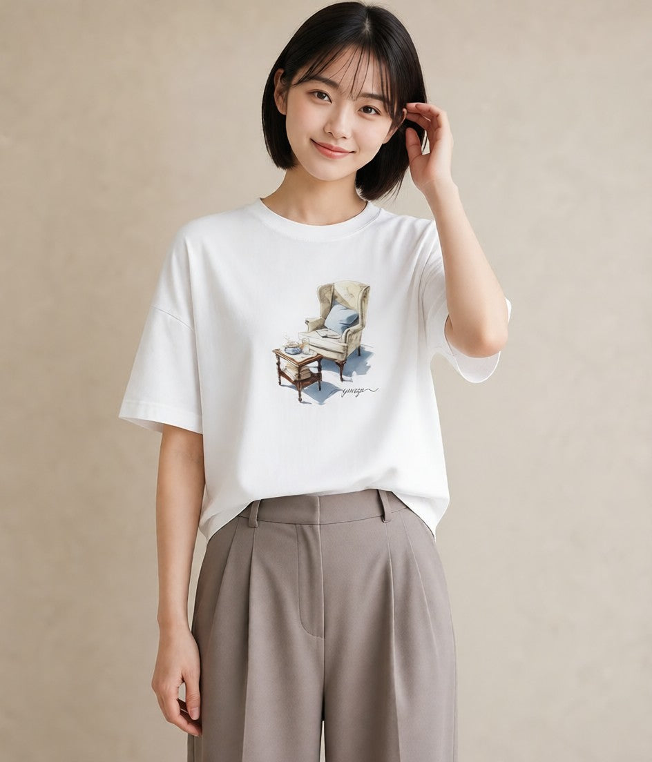 プリントTシャツ レディース 窓辺の椅子 窓辺 椅子 ナチュラル アンティーク イラスト 個性的 女性 旅行用 白T YMAZO