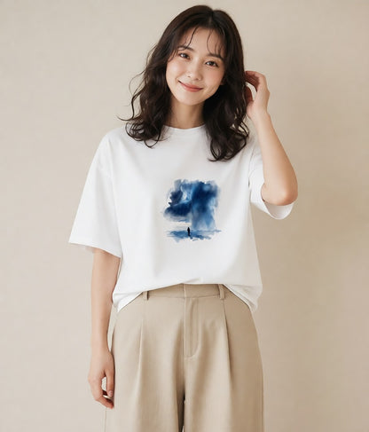 グラフィックTシャツ レディース 雨上がりの小道 雨上がり 小道 ナチュラル アンティーク イラスト ゆるかわ 公園 ママ 白T YMAZO